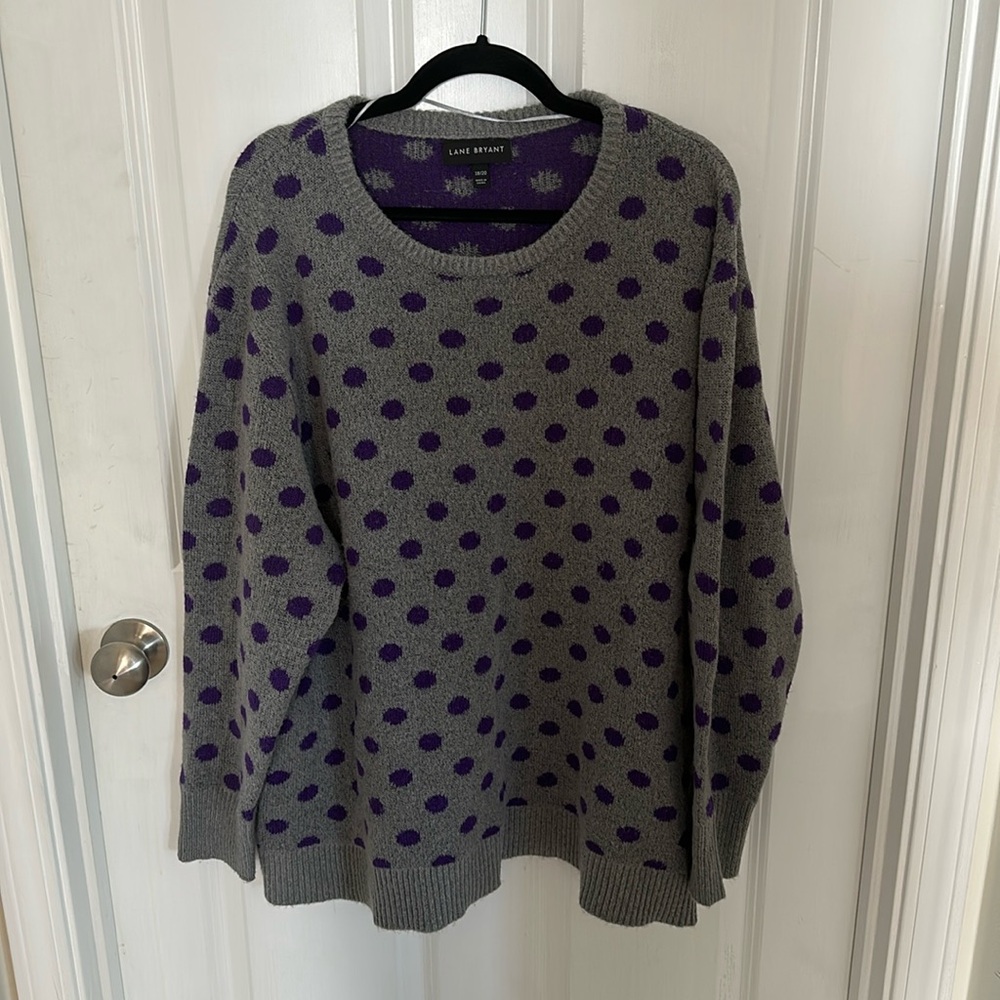 Gray sweater with purple polka dots
Crew neck 
Warm
Great condition